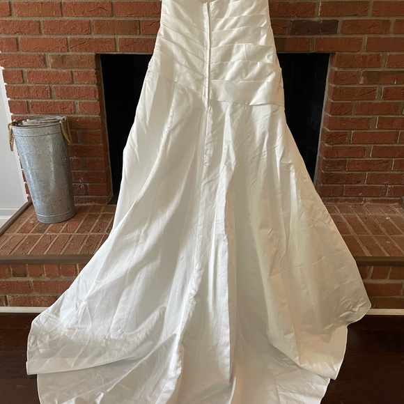 David’s Bridal size 16 softwhite strapless ruched wedding dress with lace - Picture 15 of 15